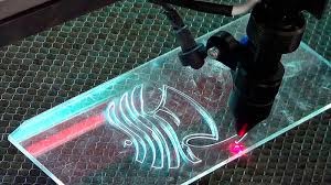 Corte e gravação a laser em acrilico